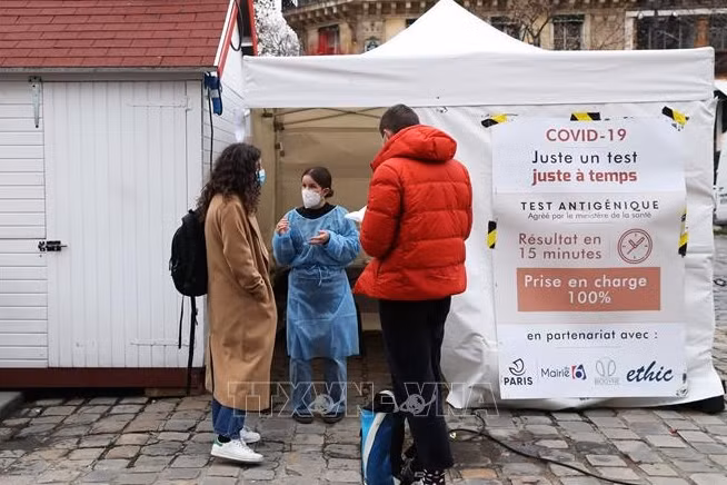 Pháp cảnh báo nguy cơ dịch COVID-19 bùng phát trở lại