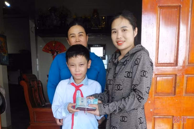 Hà Tĩnh: Học sinh lớp 6 nhặt được tài sản trả lại người đánh rơi