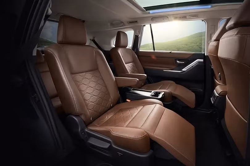 Toyota Innova 2023 trang bị “xịn” như xe sang