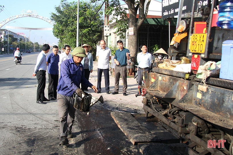 Nghi Xuân: Bà con lương, giáo góp 500 triệu đồng thảm nhựa đường giao thông