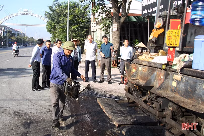 Nghi Xuân: Bà con lương, giáo góp 500 triệu đồng thảm nhựa đường giao thông