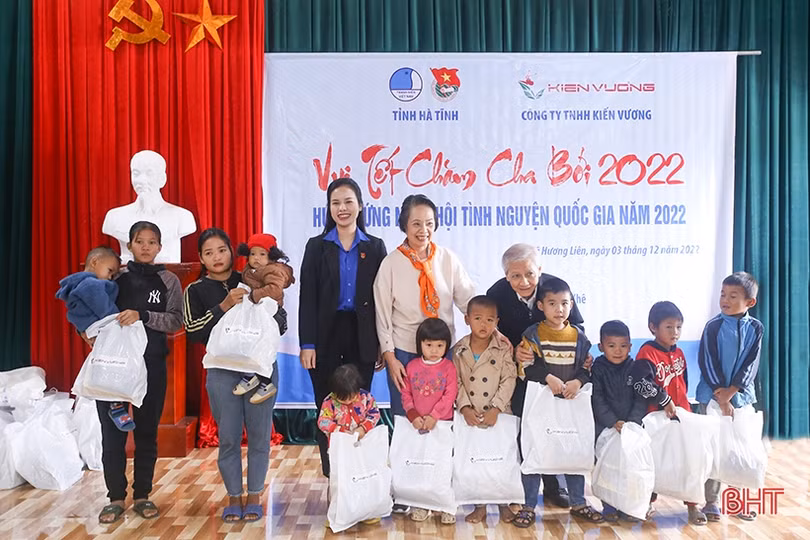 Vui Tết Chăm Cha Bới, tặng nhiều phần quà ý nghĩa cho bà con dân tộc Chứt