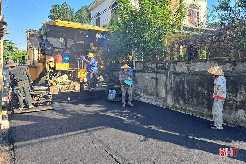 Nghi Xuân: Bà con lương, giáo góp 500 triệu đồng thảm nhựa đường giao thông