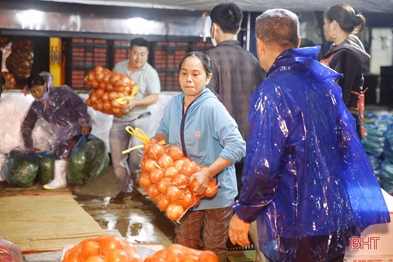 Mưu sinh trong đêm lạnh giữa lòng Thành Sen