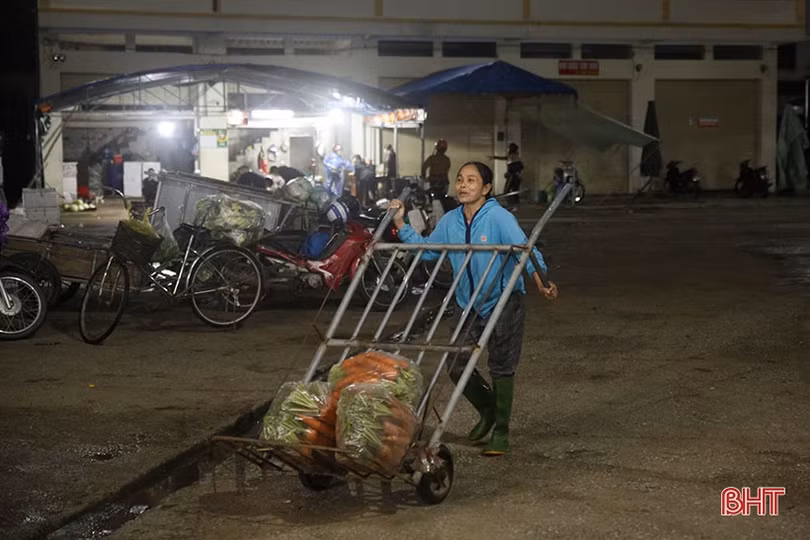 Mưu sinh trong đêm lạnh giữa lòng Thành Sen