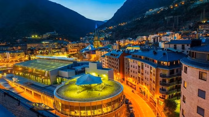 Quốc gia ít người biết, rất giàu nhưng không có sân bay và đồng tiền riêng