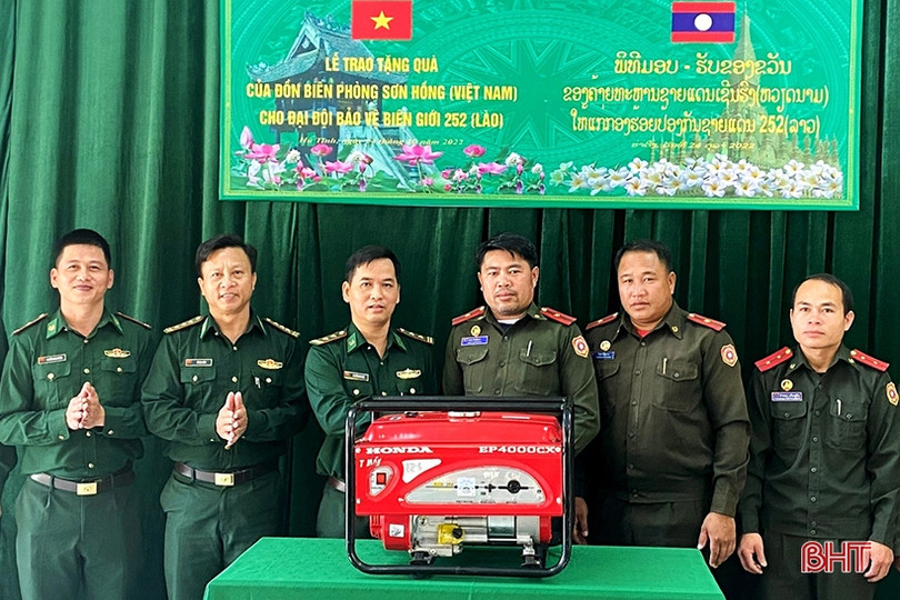 BĐBP Hà Tĩnh chúc mừng các đơn vị bảo vệ biên giới Lào