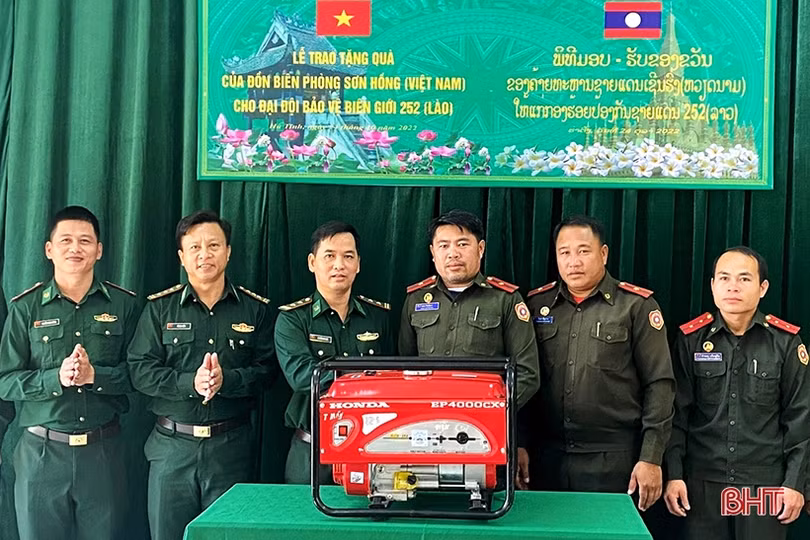 BĐBP Hà Tĩnh chúc mừng các đơn vị bảo vệ biên giới Lào