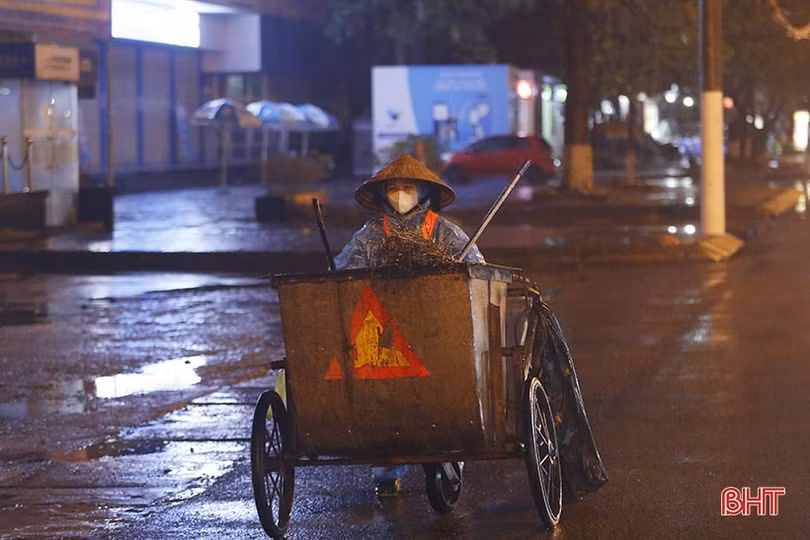 Mưu sinh trong đêm lạnh giữa lòng Thành Sen