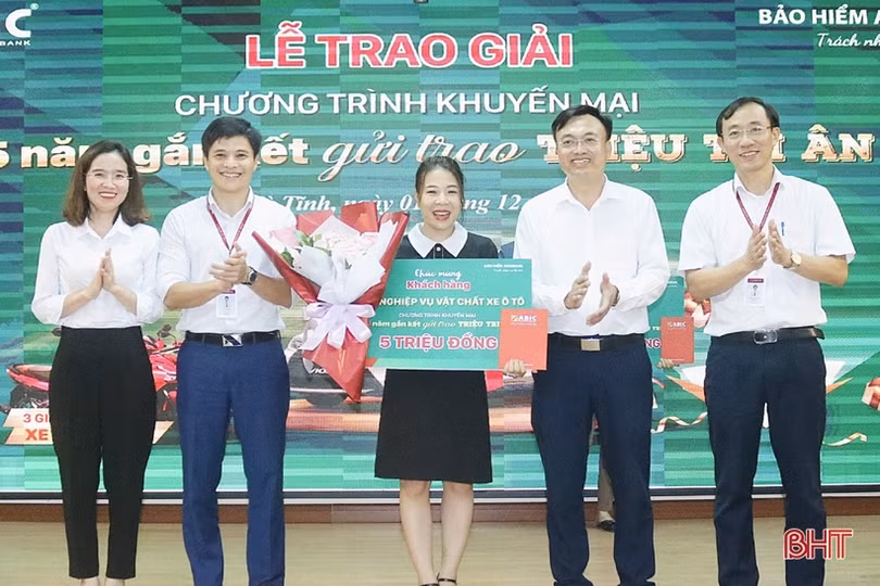 3 khách hàng của Agribank Hà Tĩnh II may mắn trúng thưởng chương trình khuyến mãi bảo hiểm ABIC