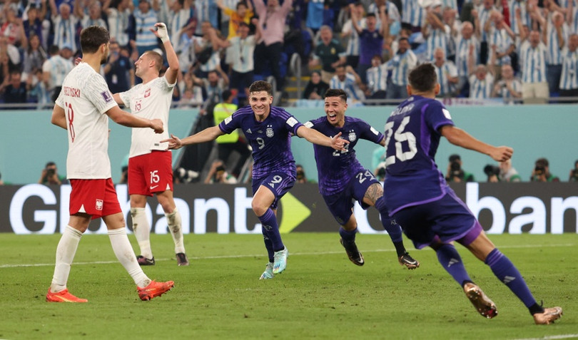 Messi sút hỏng penalty vẫn dắt tay Lewandowski đi tiếp