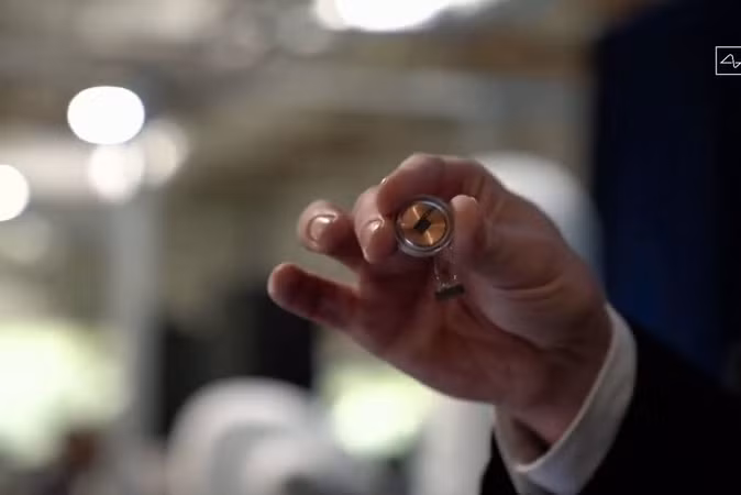 Cấy chip vào não giúp người bị liệt đi lại