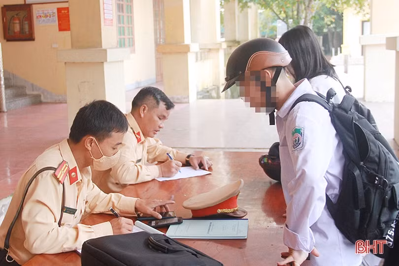 Xử lý hàng chục học sinh vi phạm Luật Giao thông ở Nghi Xuân