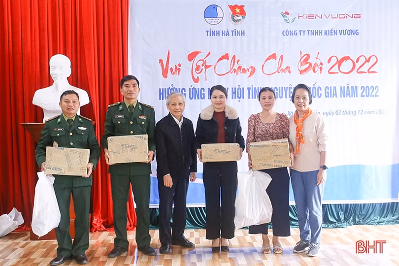 Vui Tết Chăm Cha Bới, tặng nhiều phần quà ý nghĩa cho bà con dân tộc Chứt