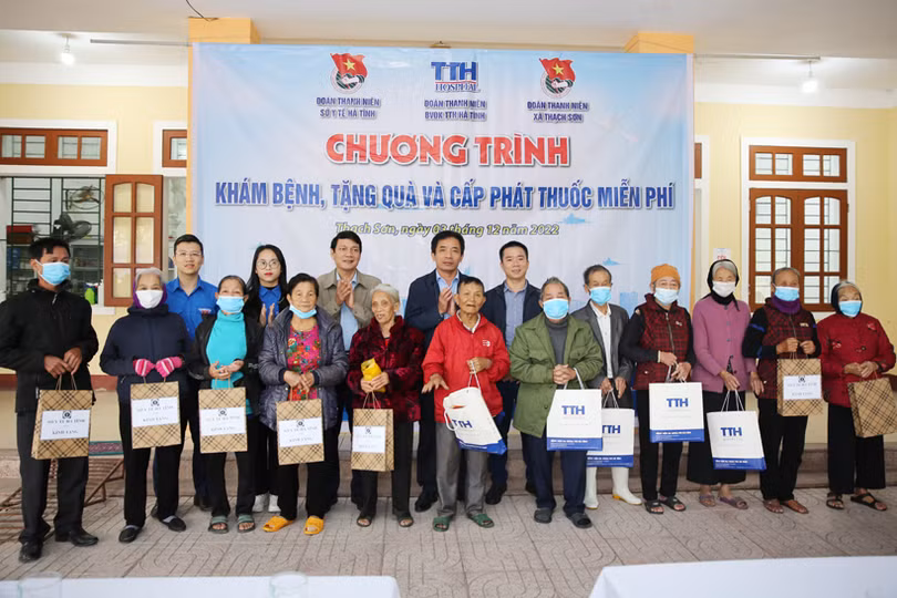 Khám, cấp thuốc miễn phí cho hơn 200 người dân ở Thạch Hà