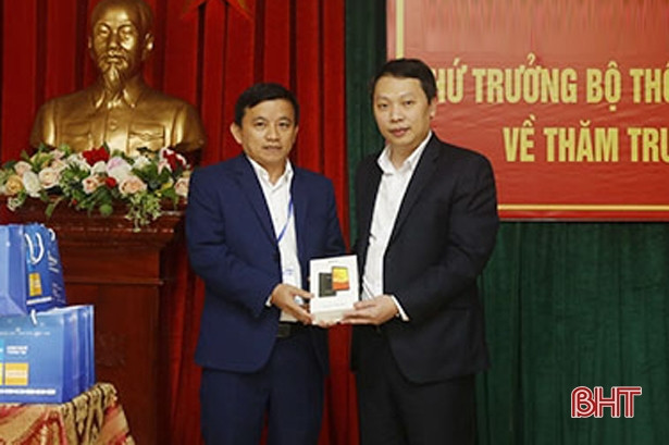 Thứ trưởng Bộ TT&TT tặng 30 máy tính bảng cho Trường THPT Can Lộc