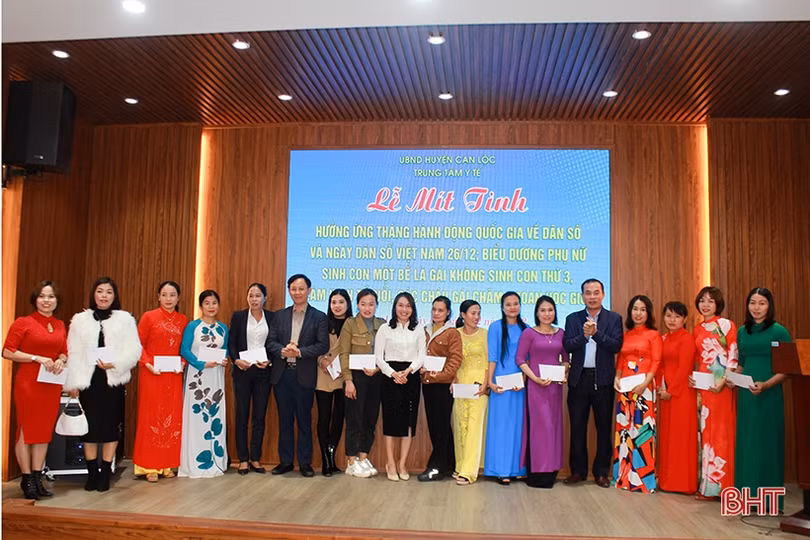 Can Lộc biểu dương các gia đình sinh con một bề là gái, làm kinh tế giỏi