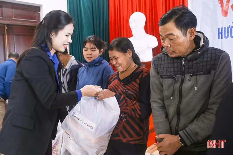 Vui Tết Chăm Cha Bới, tặng nhiều phần quà ý nghĩa cho bà con dân tộc Chứt