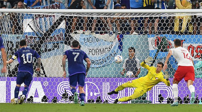 Messi sút hỏng penalty vẫn dắt tay Lewandowski đi tiếp