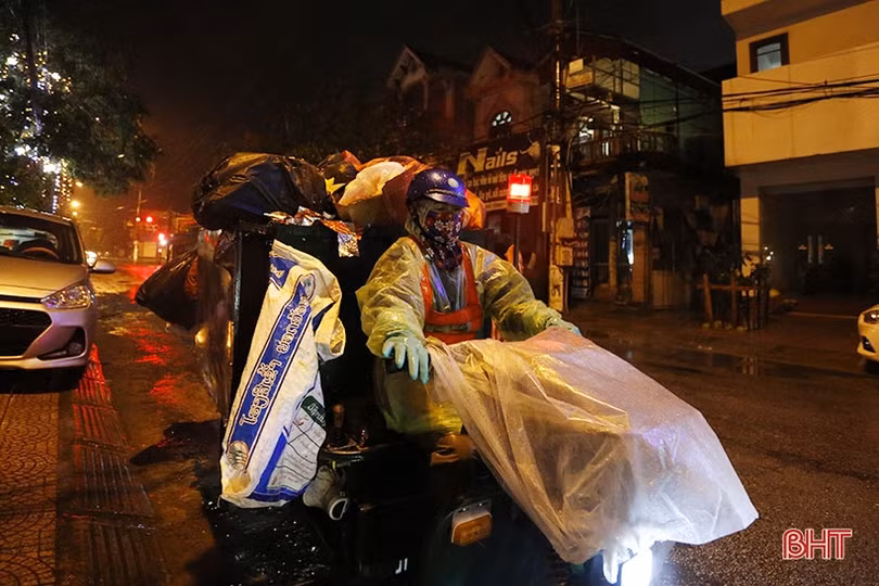 Mưu sinh trong đêm lạnh giữa lòng Thành Sen