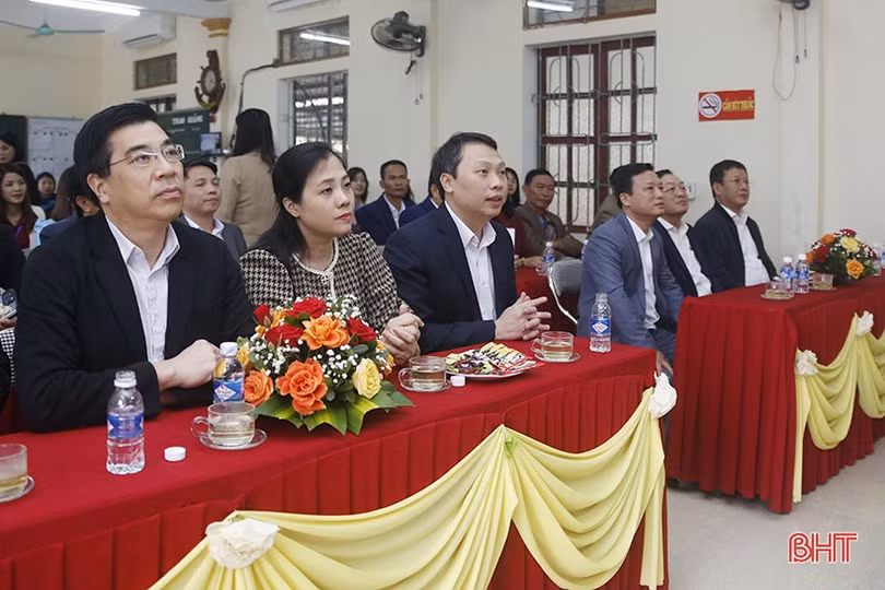 Thứ trưởng Bộ TT&TT tặng 30 máy tính bảng cho Trường THPT Can Lộc