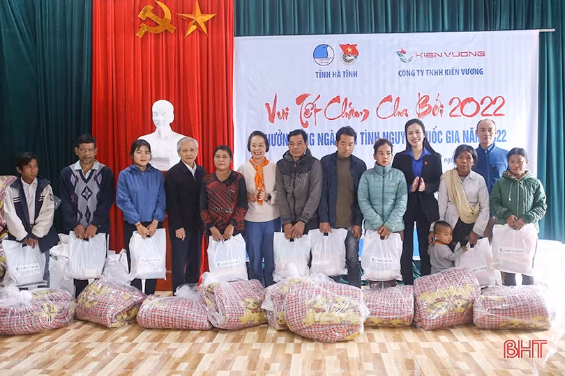 Vui Tết Chăm Cha Bới, tặng nhiều phần quà ý nghĩa cho bà con dân tộc Chứt