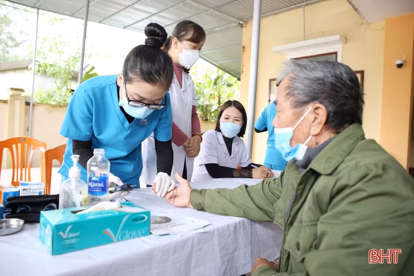 Khám, cấp thuốc miễn phí cho hơn 200 người dân ở Thạch Hà