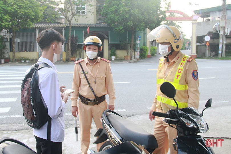 Xử lý hàng chục học sinh vi phạm Luật Giao thông ở Nghi Xuân