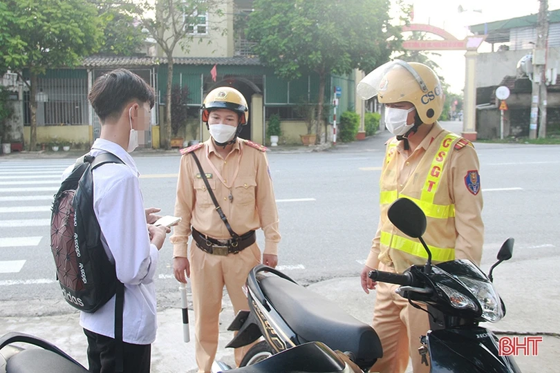 Xử lý hàng chục học sinh vi phạm Luật Giao thông ở Nghi Xuân