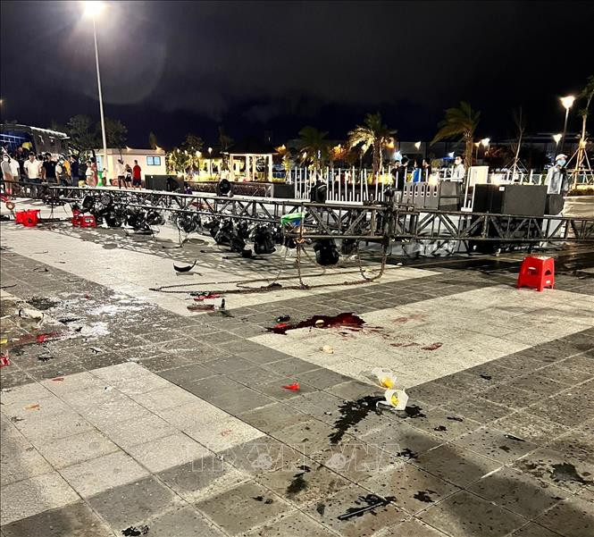 Sập sân khấu chương trình nhạc nước khiến 6 người bị thương