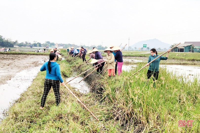 Sôi nổi ra quân nạo vét kênh mương chuẩn bị sản xuất vụ xuân ở Lộc Hà