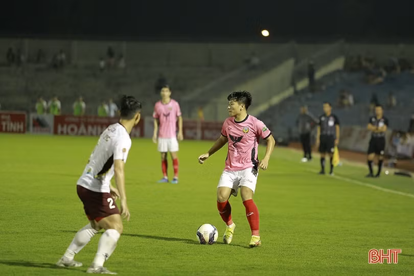 Cầu thủ gốc Hà Tĩnh khát khao cống hiến cho đội bóng quê hương!