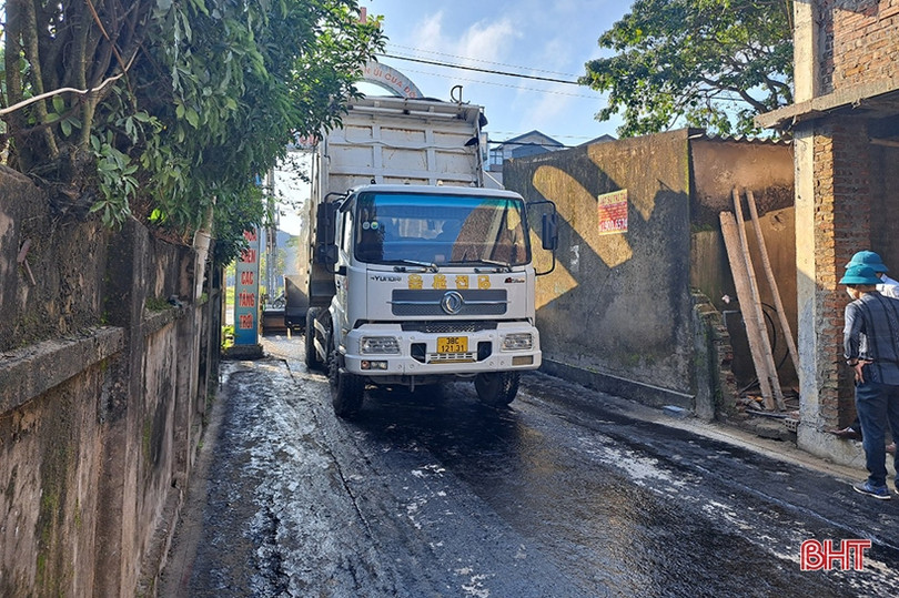 Nghi Xuân: Bà con lương, giáo góp 500 triệu đồng thảm nhựa đường giao thông