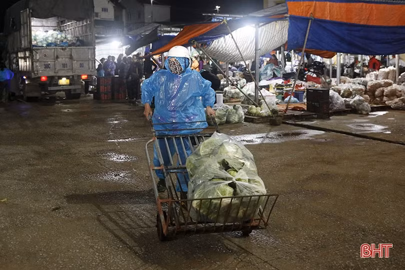 Mưu sinh trong đêm lạnh giữa lòng Thành Sen