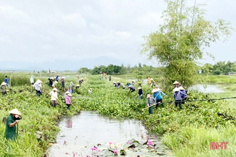 Sôi nổi ra quân nạo vét kênh mương chuẩn bị sản xuất vụ xuân ở Lộc Hà