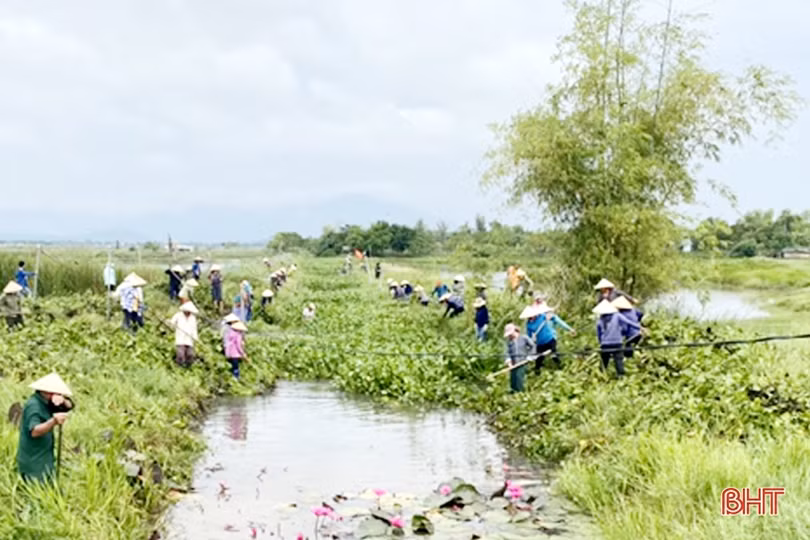 Sôi nổi ra quân nạo vét kênh mương chuẩn bị sản xuất vụ xuân ở Lộc Hà