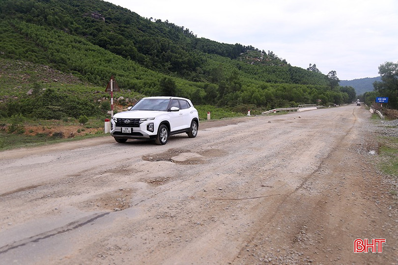 Mặt đường nhiều đoạn tuyến trên đường ven biển Hà Tĩnh bị xuống cấp, hư hỏng nặng. bqbht_br_duong-ven-bien-hu-hong.jpg
