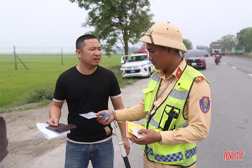 Phòng CSGT Công an Hà Tĩnh kiểm tra việc chấp hành pháp luật với người tham gia giao thông trên quốc lộ 1. an -toangiao-thong-1.jpg