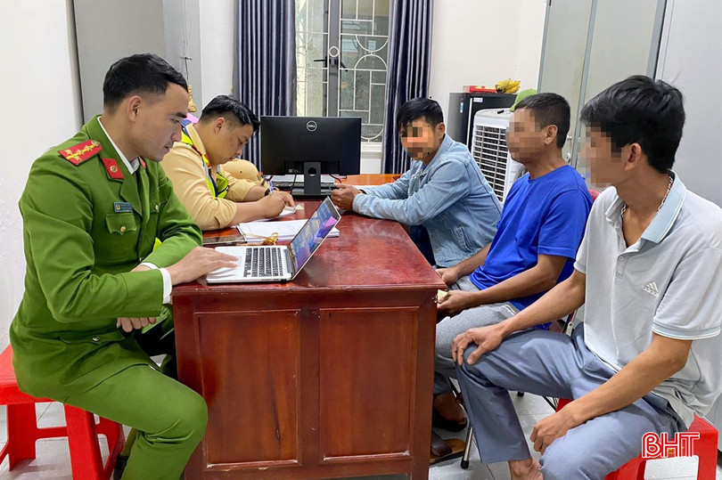 Lực lượng công an xã phối hợp với CSGT xử lý các trường hợp vi phạm ATGT thông qua hệ thống camera giám sát an ninh. an-toan-giao-thong-2-6591-5227.jpg
