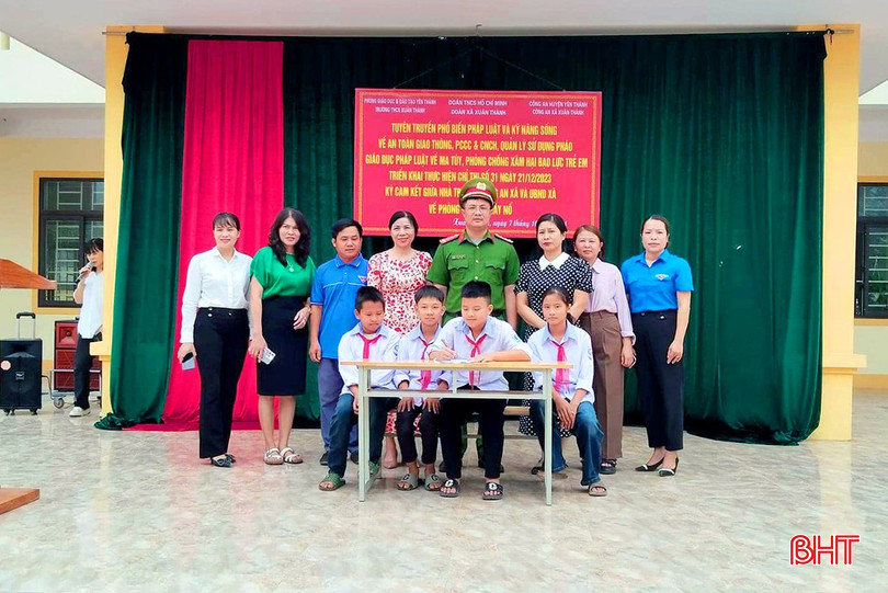 Công an xã Xuân Thành phối hợp với các đơn vị triển khai tuyên truyền, ký cam kết cho học sinh chấp hành pháp luật, trong đó có pháp luật về an toàn giao thông. an-toan-giao-thong-4-936-1627.jpg