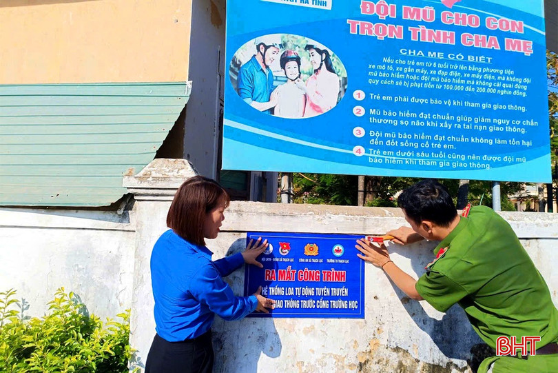 Lực lượng công an xã phối hợp với đoàn thanh niên xây dựng công trình hệ thống loa tự động tuyên truyền ATGT trước cổng trường học. an-toan-giao-thong-1-204-4999.jpg