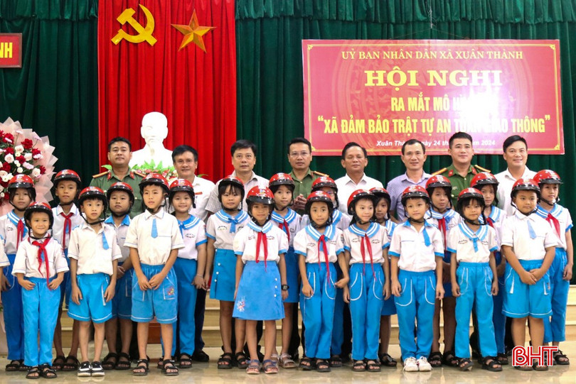 Công an xã Xuân Thành cùng các đơn vị trao tặng mũ bảo hiểm cho các em học sinh để góp phần đảm bảo ATGT. an-toan-giao-thong-01-5482-5886.jpg