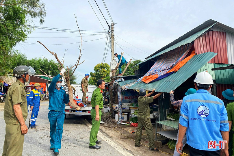 Cơ quan quản lý đường bộ phối hợp với chính quyền xã Kỳ Sơn (huyện Kỳ Anh) giải tỏa lấn chiếm hành lang ATGT trên tuyến quốc lộ 12C. lan-chiem-hanh-lang-giao-thong-2.jpg