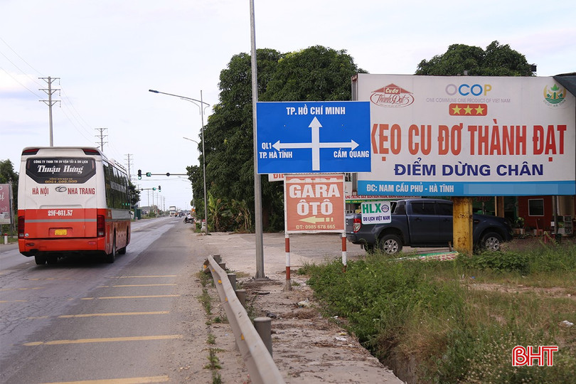 Ý thức của một bộ phận người dân còn chưa cao trong việc lấn chiếm hành lang ATGT. lan-chiem-hanh-lang-giao-thong-5.jpg