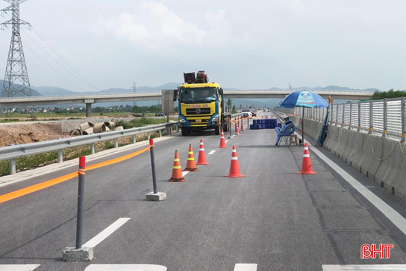 Nhà thầu phân luồng giao thông phục vụ việc xây dựng trạm thu phí ở Km430+500 cao tốc Diễn Châu - Bãi Vọt. cao-toc-11a.jpg