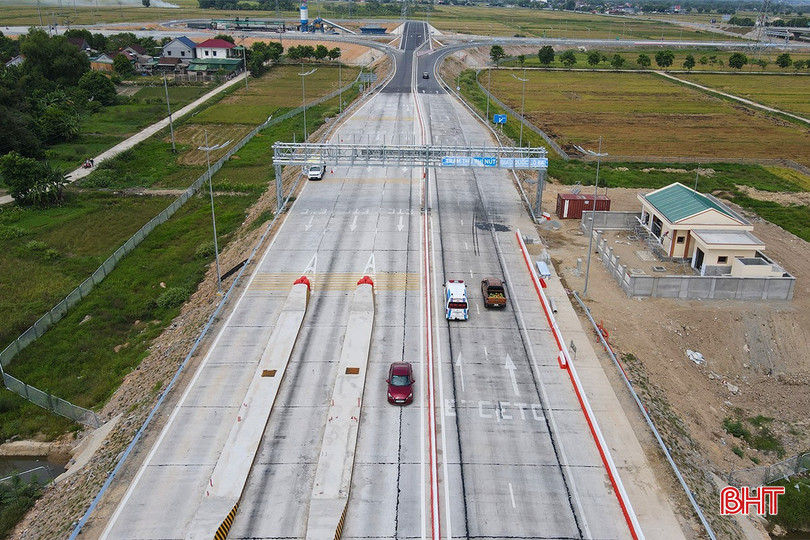 Trạm thu phí cao tốc Diễn Châu - Bãi Vọt ở nút giao quốc lộ 8 đoạn qua xã Thanh Bình Thịnh, huyện Đức Thọ, Hà Tĩnh đang được triển khai xây dựng. thu-phi-cao-toc-dien-chau-bai-vot.jpg