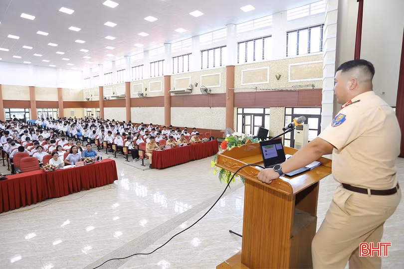 Đầu năm học, các nhà trường và ngành chức năng đã tập trung cao cho công tác tuyên truyền, phổ biến kiến thức về Luật Giao thông đường bộ; công tác đảm bảo trật tự ATGT, tình hình tai nạn giao thông…