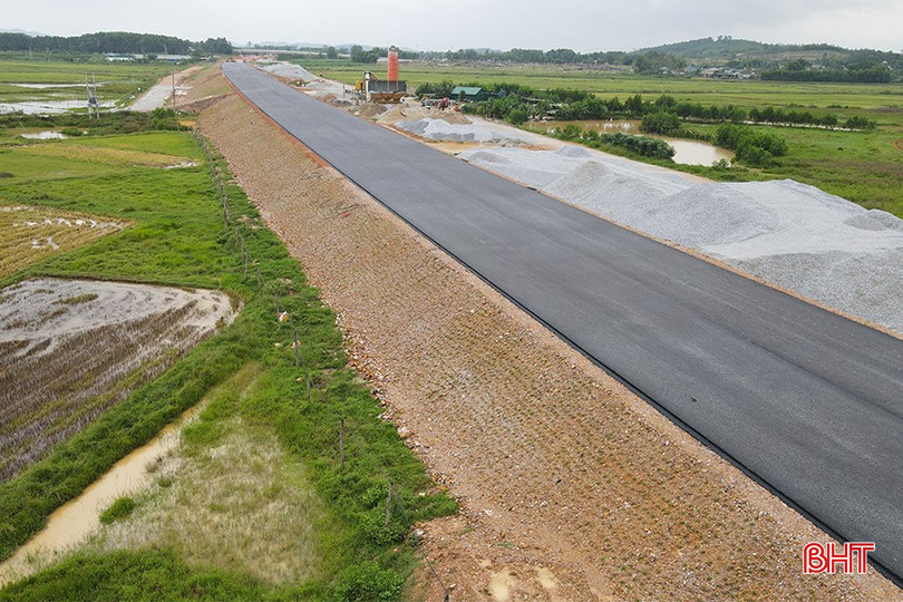 Nhiều đoạn tuyến trên cao tốc Bãi Vọt - Hàm Nghi đã cơ bản hoàn thành thi công nền, móng mặt đường và gia cố lề. cao-toc-3.jpg