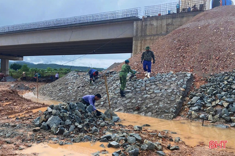 Trong thời điểm Hà Tĩnh đã bước vào mùa mưa, các nhà thầu ưu tiên thi công hạng mục cầu, cống, hầm chui. cao-toc-1.jpg
