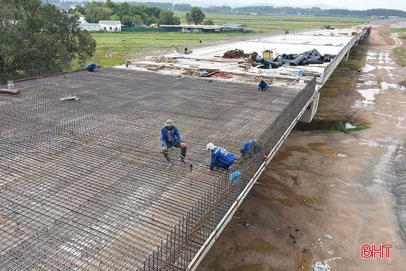 Công nhân Tổng Công ty 319 thi công hạng mục cầu vượt tỉnh lộ 550 của tuyến cao tốc Bắc - Nam đoạn Bãi Vọt - Hàm Nghi. cao-toc-2.jpg